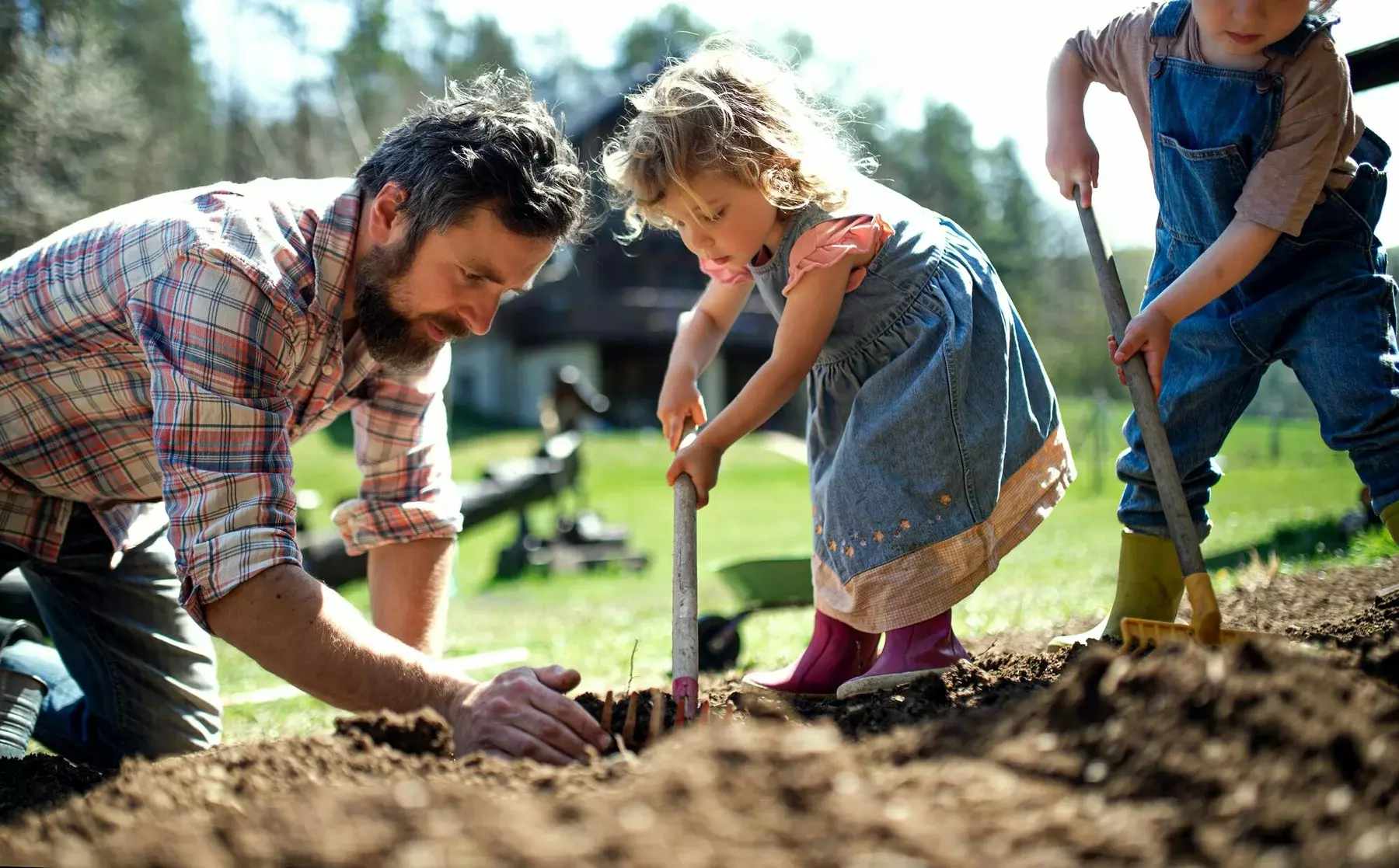 Tuinexpert bespreekt premies en vergunningen voor tuinaanleg met een klant