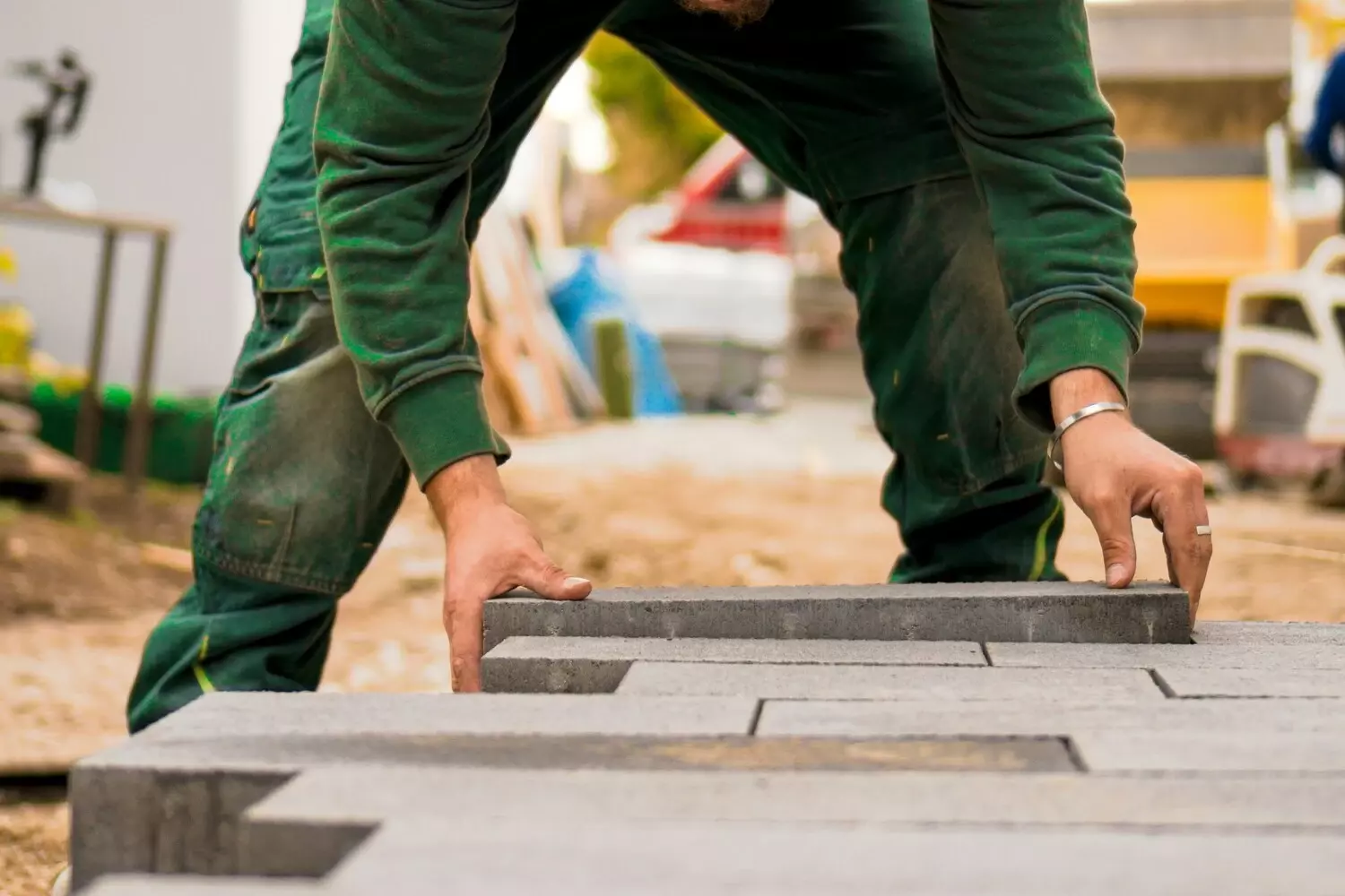 Tuinaannemer legt een structurele tuin aan met tegels en sierbestrating
