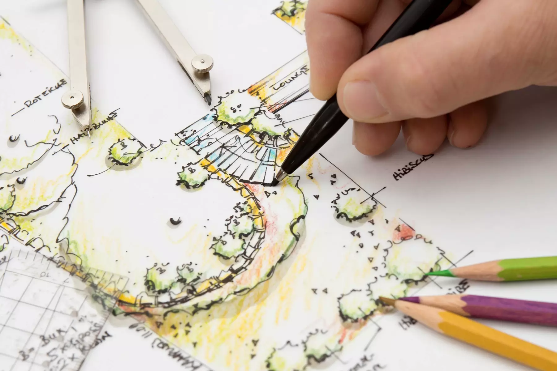 Tuinarchitect tekent een gedetailleerd tuinontwerp op papier met potlood en liniaal