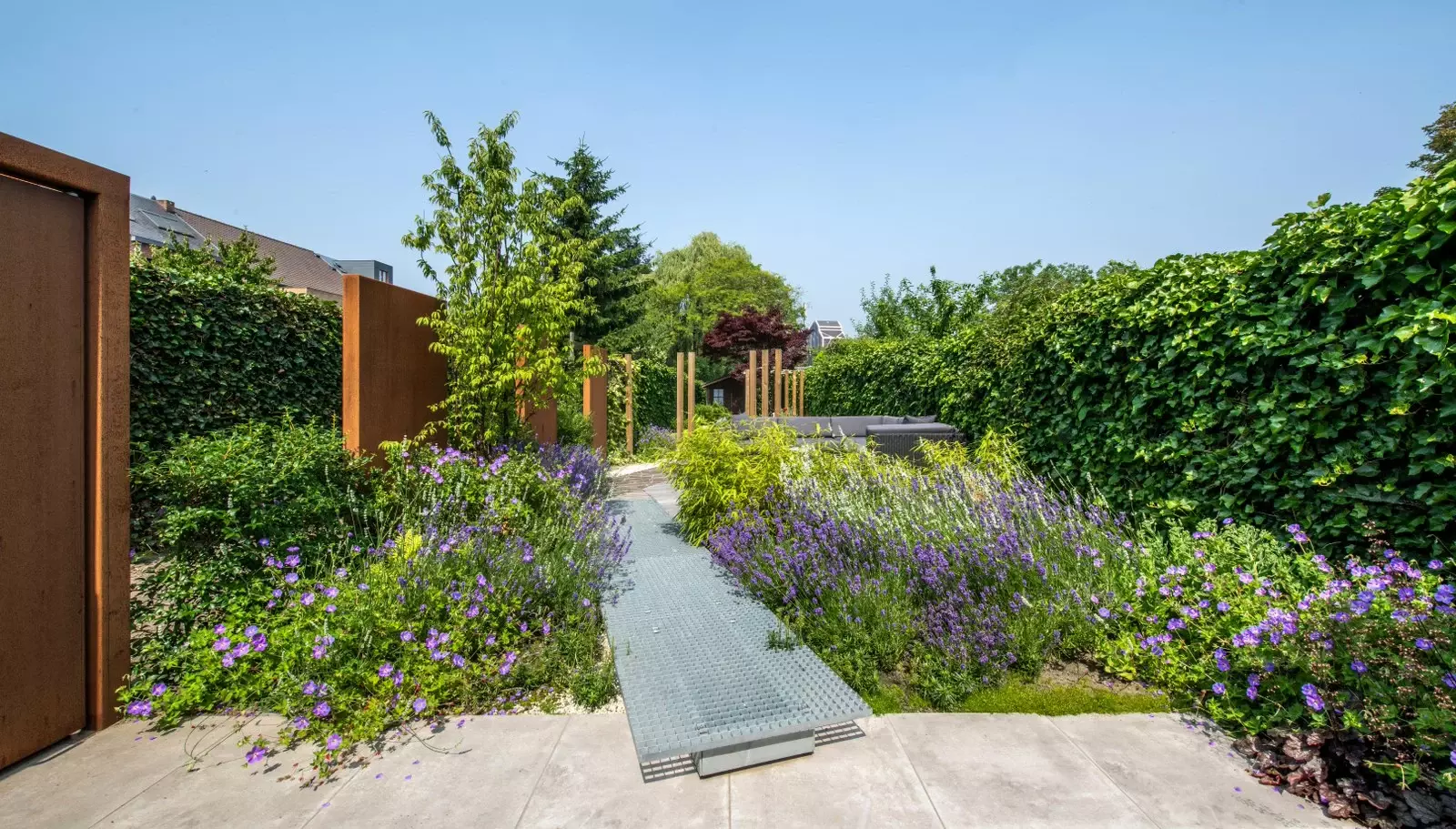 Prachtige moderne tuin met strakke borders en terras aangelegd door een professionele tuinaannemer